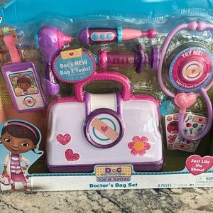 Disney Junior‘s Doc McStuffins toy hospital bag set